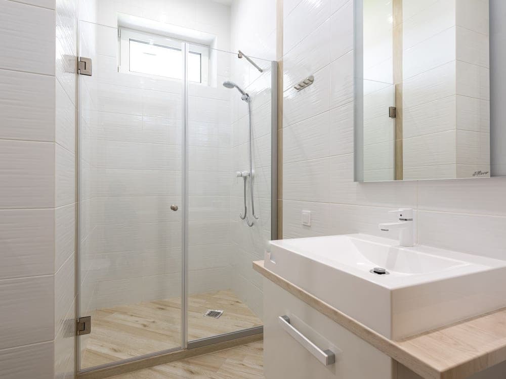 The same shower screen fully descaled and clear